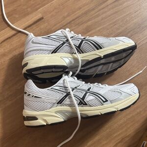 ASICS Gel White and Black Athletic Sneakers M9